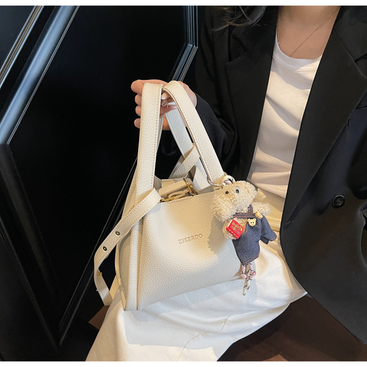 This year's popular bags for ladies are the 2025 new Korean-style simple and versatile crossbody bag and the retro commuting hand-held bucket bag undefined