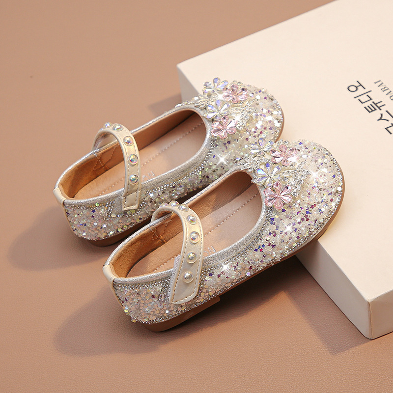Zapatos de princesa de niñas, primavera de 2026, nuevos zapatos de cuero de arco, moda universal, zapatos de diamante suaves