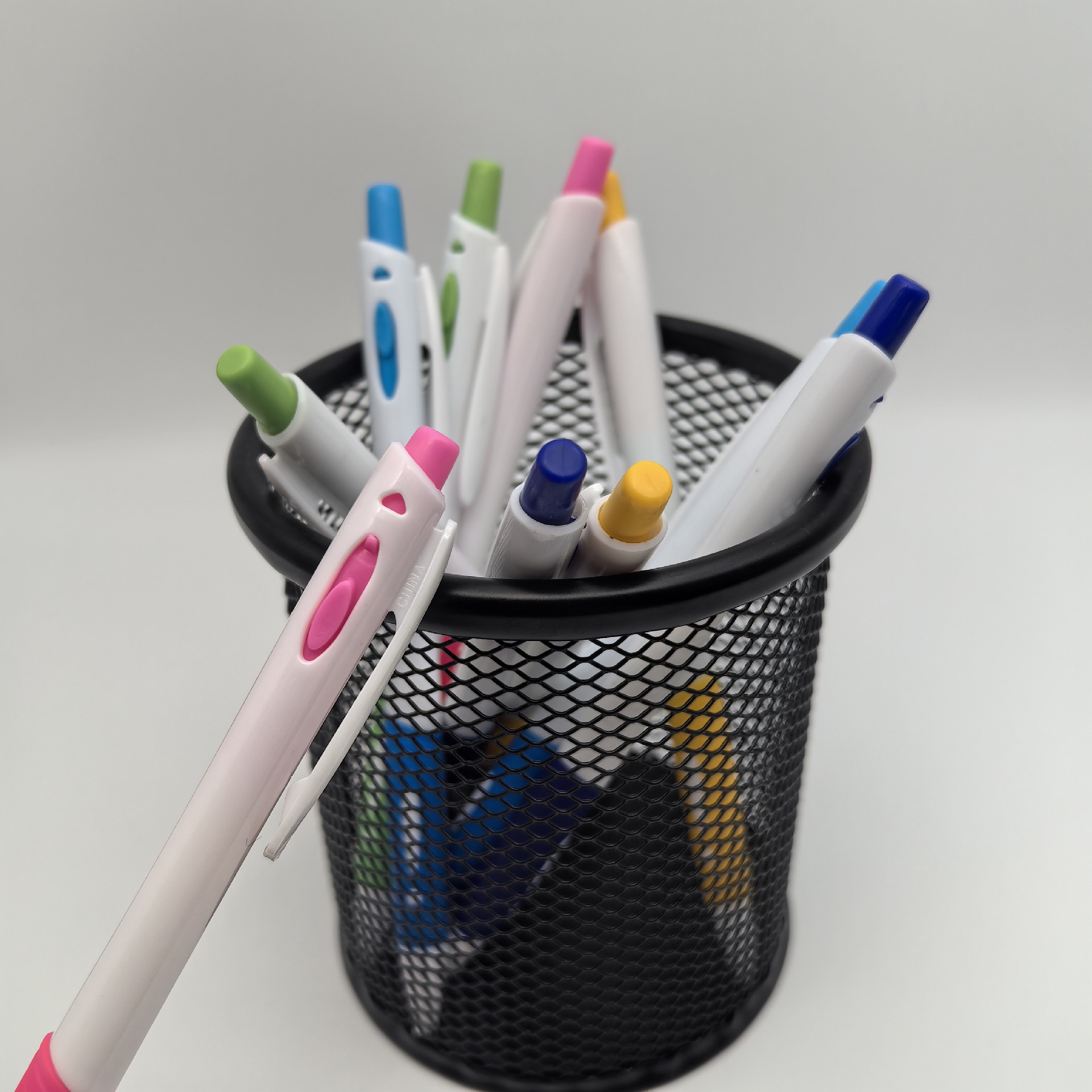 Bolígrafo publicitario de color mayorista transfronterizo bolígrafo de bolas de impresión de logotipo blanco bolígrafo de regalo publicitario