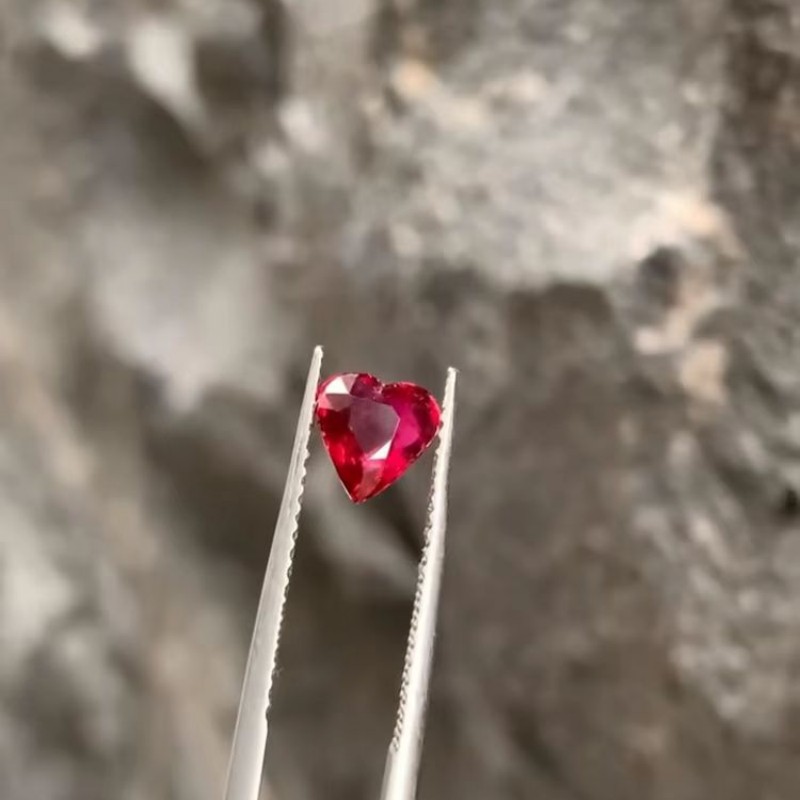 小爱心红宝石 1.01ct无烧鸽血红红宝石裸石镶嵌金首饰品AIGS证书