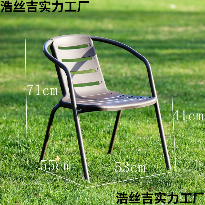 La silla de Burdeos horizontal comienza con dos manos.