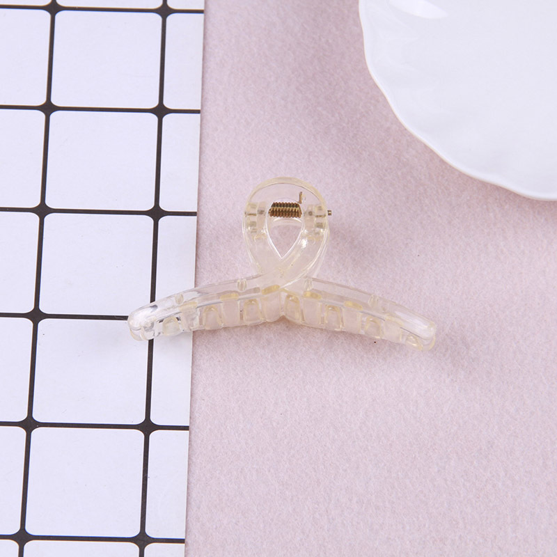 シンプルな女性がdiyの後頭部をつかんで髪を伸ばしてシャンパンの透明な底の胚の髪飾りをつかんで、ヘアピンの卸売りをします。|undefined