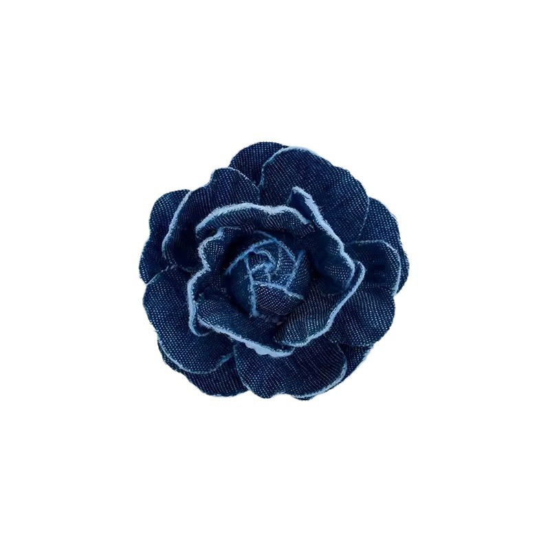 Vintage denim stoffen camelia broche, een elegant driedimensionaal accessoire voor dames._voghion.com