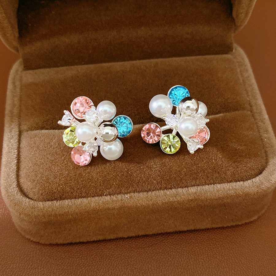 Agujas de plata con diamantes de zircón floral perla perlas pendientes de color pequeño temperamento fresco pendientes ligeros de lujo alta sensación auriculares al por mayor
