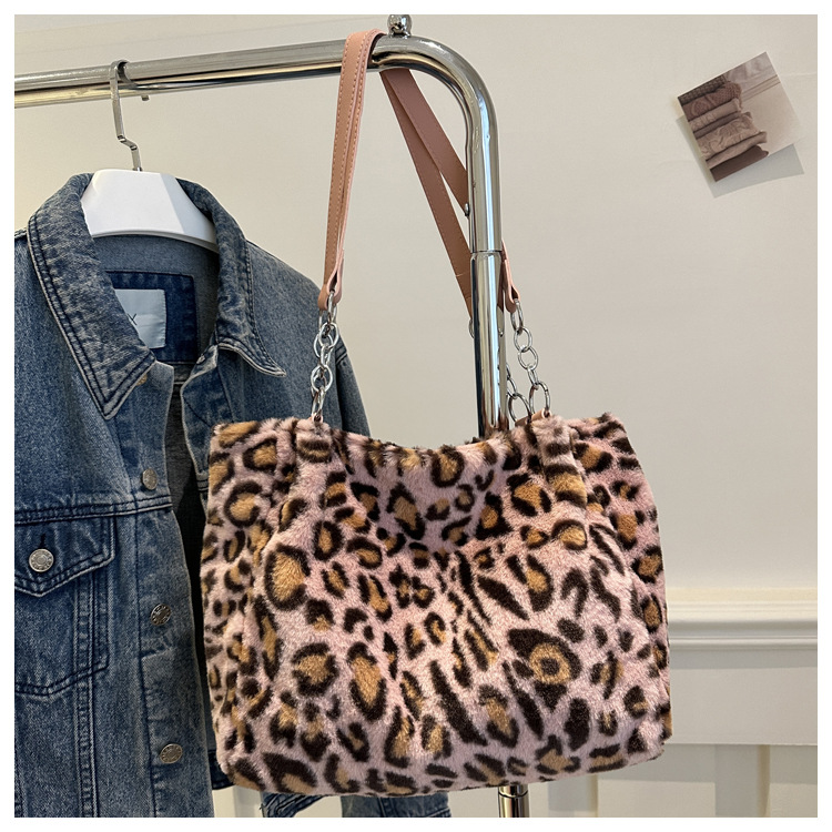 Estilo occidental estampado de leopardo de felpa cadena de moda este año personalizado todo-fósforo simple moda casual bolsa hombro bolsa de las axilas