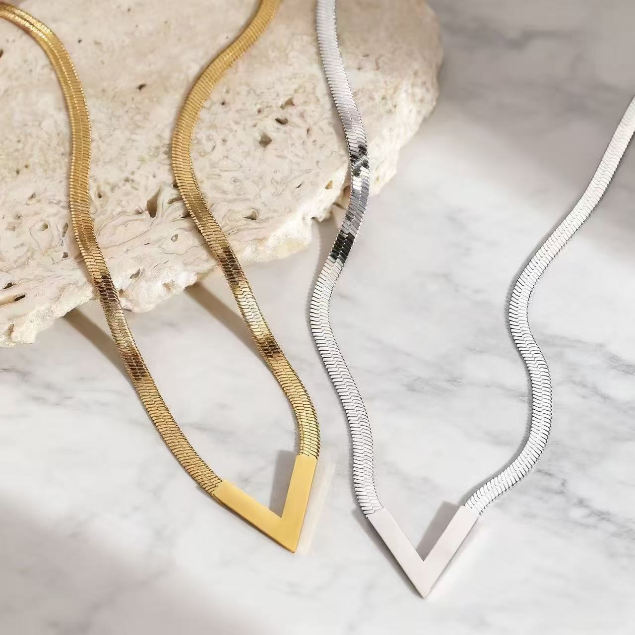 欧美潮流V字项链男女轻奢百搭饰品小众设计钛钢18k金扁蛇链不掉色