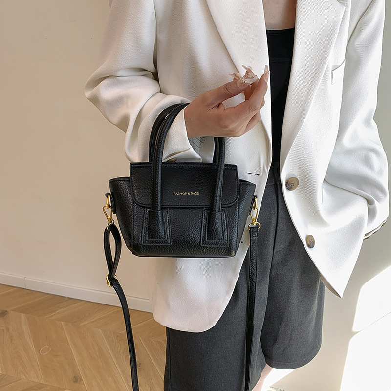 Bolsos populares de este año 2025 primavera nuevo bolso femenino casual patrón de lichi bolso de hombro letra todo fósforo bolso de mensajero