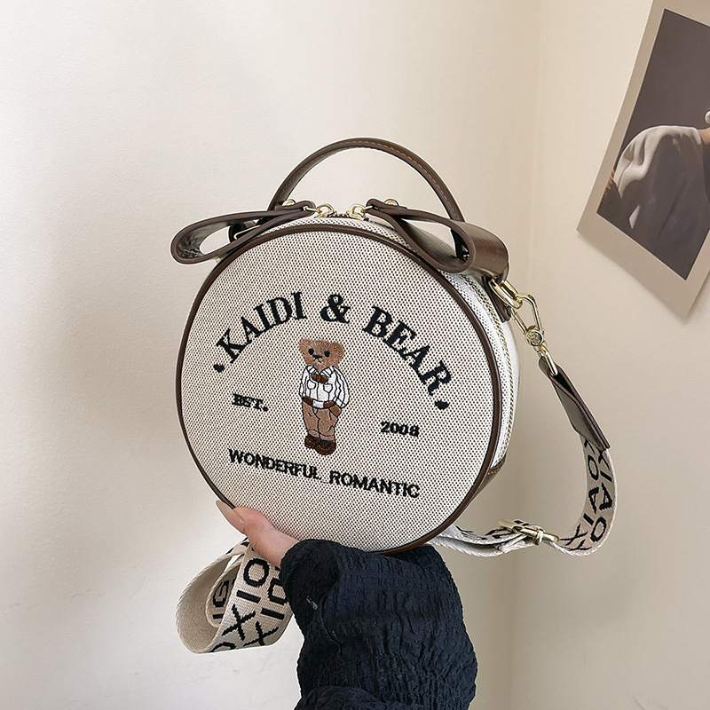 Bolso de lona con bordado de oso, modelo 2026, para mujer, bolso popular para teléfono móvil con correa ancha para el hombro, bolso bandolera de un solo hombro, bolso pequeño.