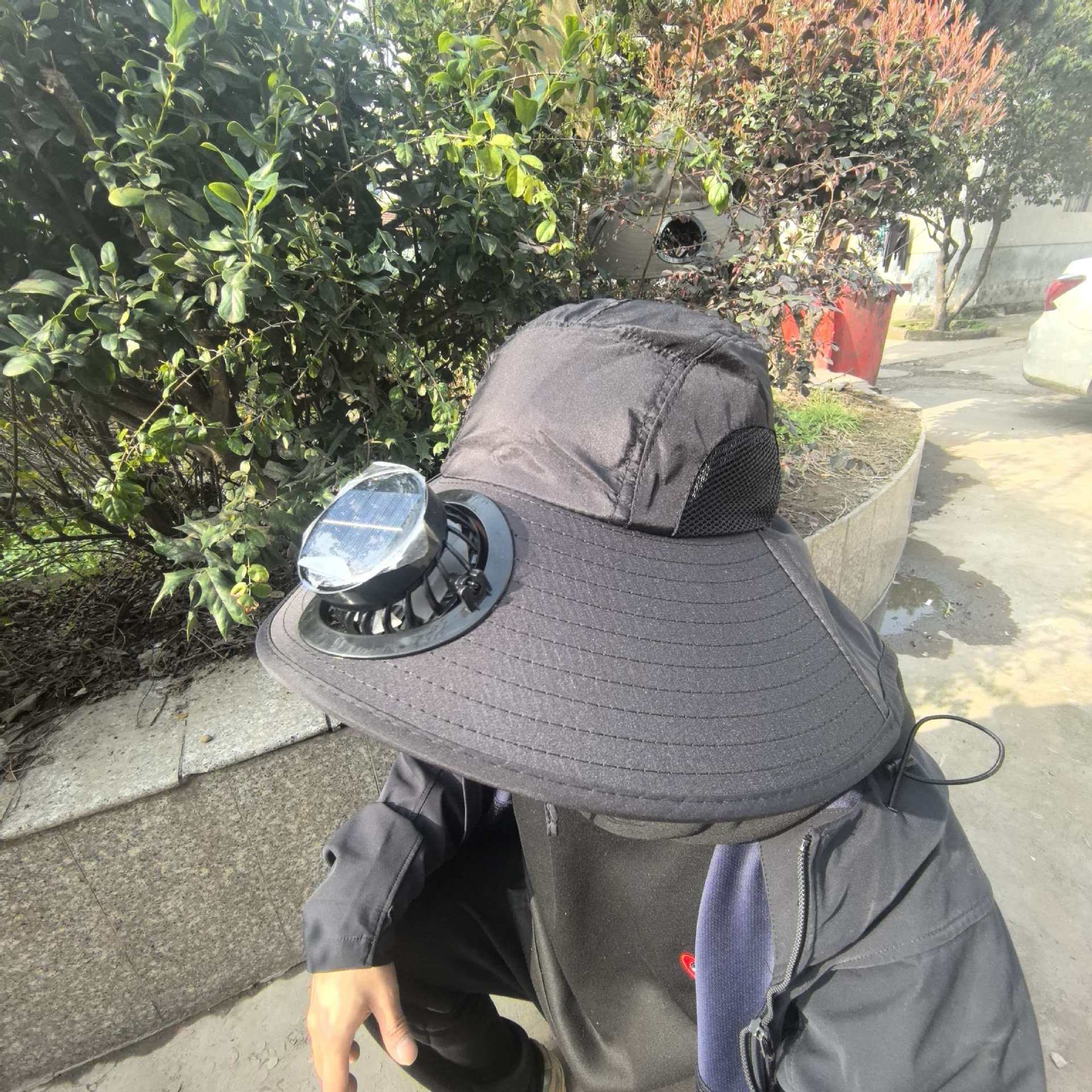 Black cloak, sun hat, round air fan