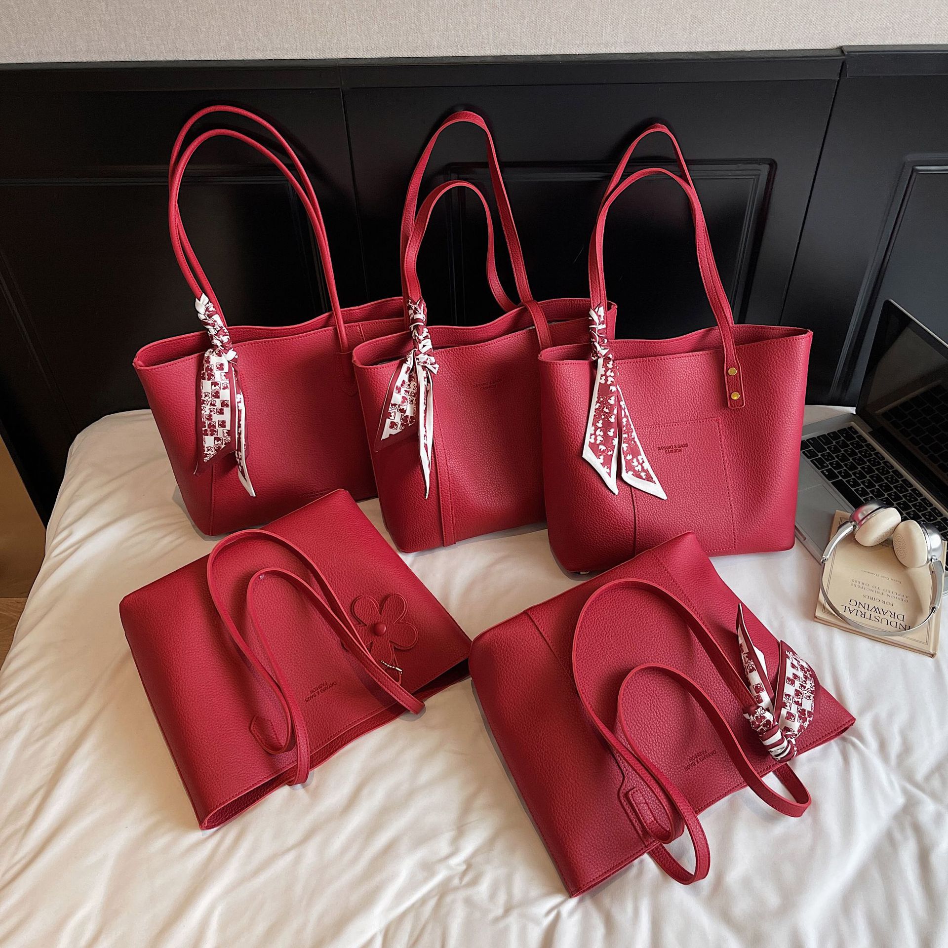 Bolso rojo de gran capacidad para mujeres versátil 2025 nuevo bolso de hombro casual simple para trabajar bolso de viaje