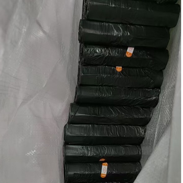 黒いゴミ袋の平口式の大きいサイズのビニール袋のホテルの台所は厚くて破れにくいです。|undefined