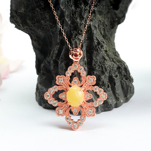 Xinyu natural beeswax pendant Yellow Honey Amber four-leaf flower pendant necklace factory wholesale generation HP3041006