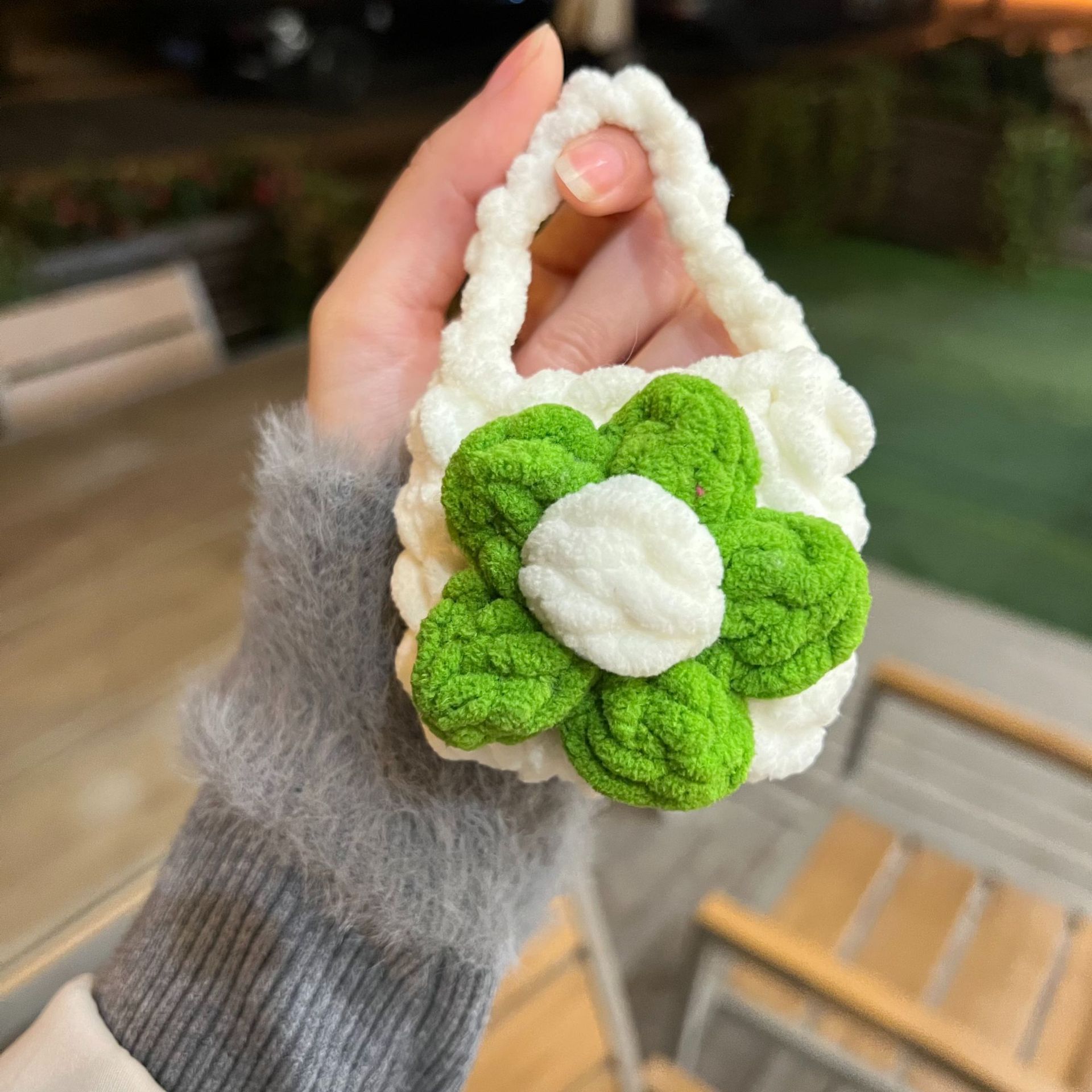 Bolsa blanca + flor verde + botón