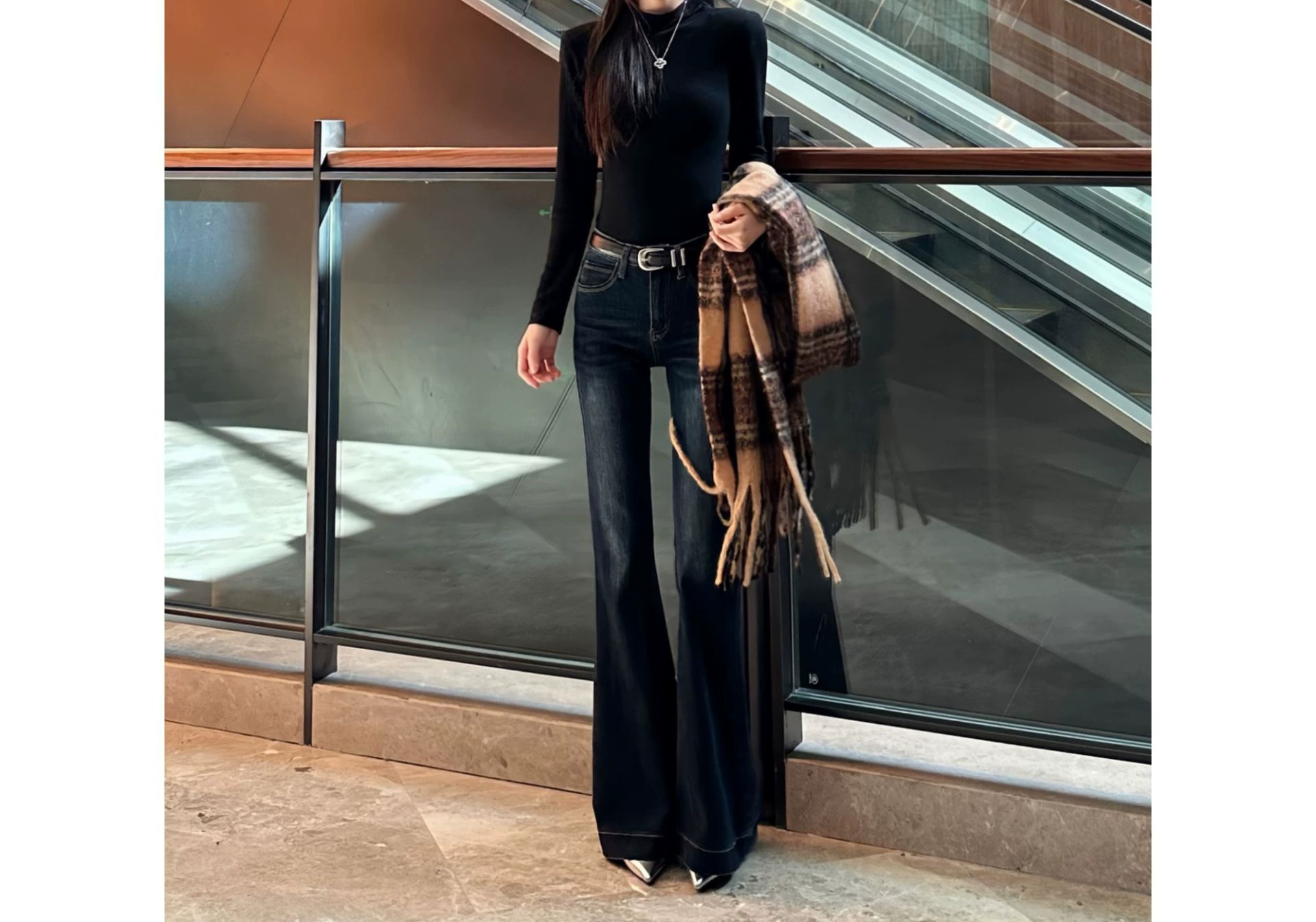 Плюшевые толстые темпераментные микро-эла джинсы для женщин с низкой талией 24 зимние новые тонкие тонкие расклешенные брюки