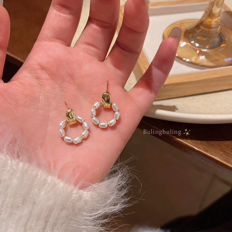 S925 aguja de plata Luz de lujo nicho pendientes de perlas de alto grado versátil elegante exquisito diamante incrustado arco pendientes