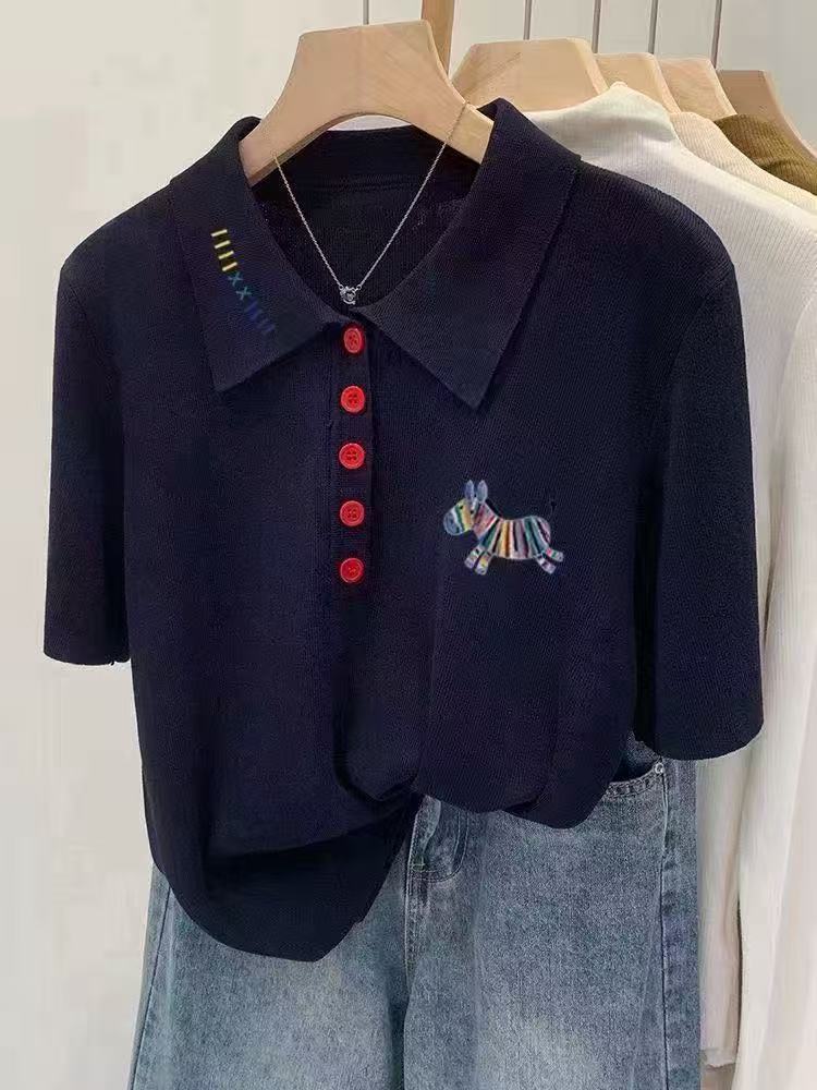 Áo thun polo nữ tay ngắn cổ bẻ họa tiết cầu vồng ngựa con — màu xanh navy