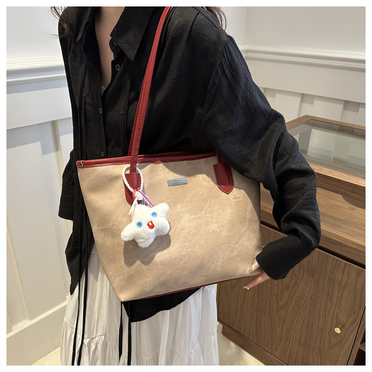 Wholesale of new large-capacity, simple and fashionable casual commuter single-shoulder bags and women's underarm bags for the summer of 2024 in foreign trade undefined