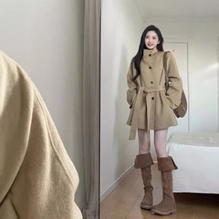 カーキ色の毛はコートの女性の秋冬服の新型の韓国版のストラップの小さい背の中の長いタイプの赫本風のラシャのコートです。