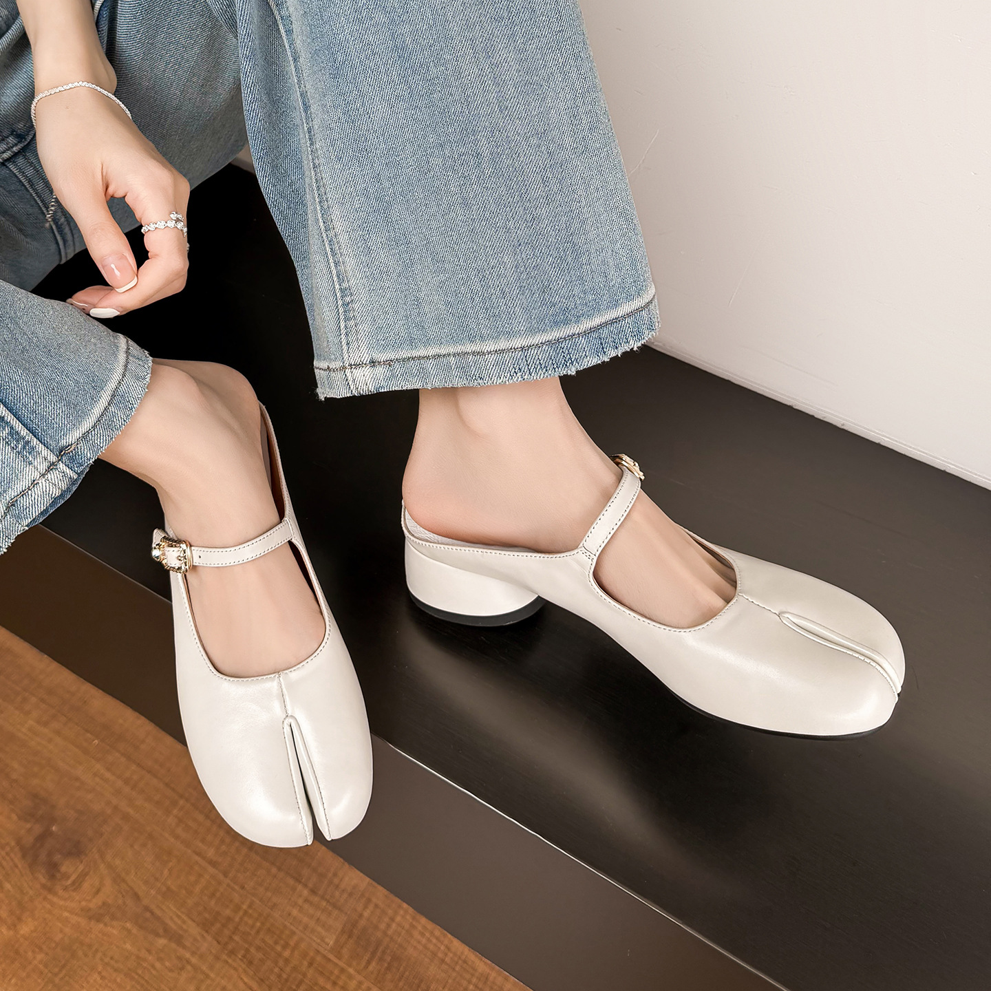 Mule nữ gót thấp quai ngang một khóa, mũi nhọn hở gót, phong cách lười biếng — màu trắng ngà, bạc