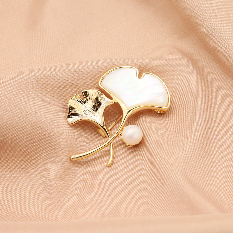 Luz de lujo natural perla ginkgo hoja broche alto sentido nicho temperamento simple ramillete accesorios 18K chapado en oro