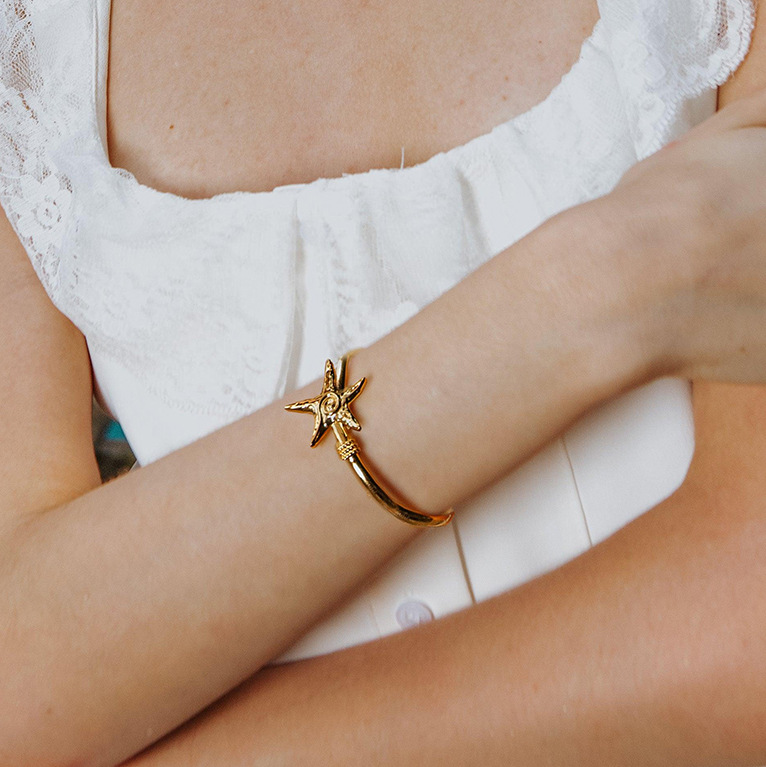 Jieding Europa y América Pulsera abierta de estrella de mar de acero inoxidable Pulsera de océano de sentido avanzado Pulsera de acero de titanio Bracelet transfronterizo