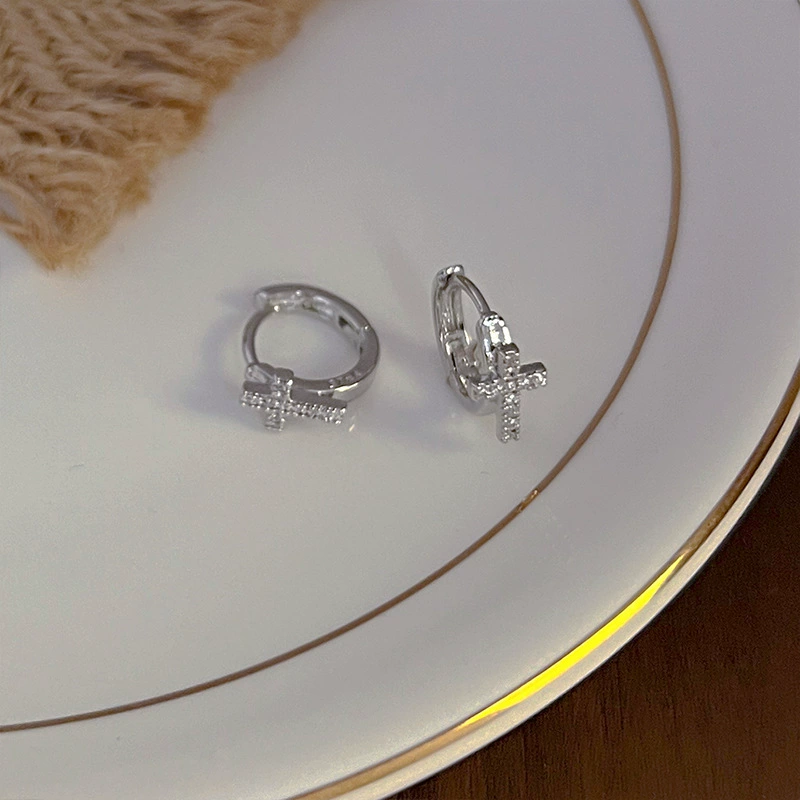 Пусеты с дизайнерской zircon-украшением, универсальные серьги, тренд сезона