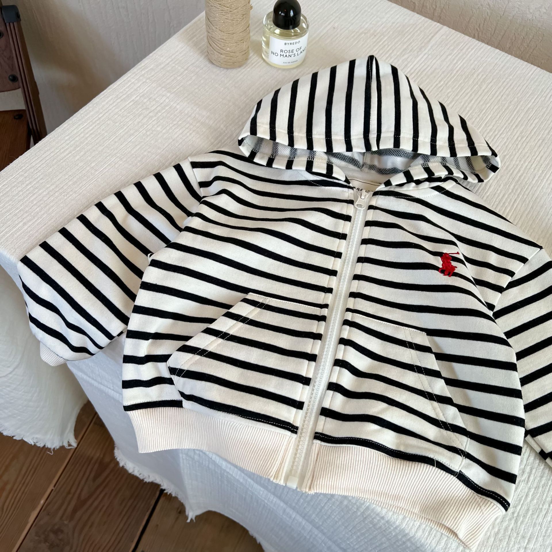 Primavera y otoño chaqueta de niños con chaqueta de cremallera con capuz para niños con rayas de color sólido de moda para niños