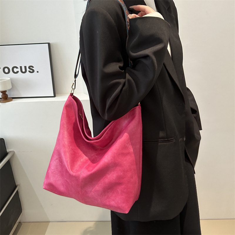Bolso de mujer de moda bolso de cercanías 2024 nuevo bolso de hombro simple de gran capacidad retro versátil popular bolsa de mensajero
