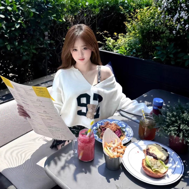 Trendy Hollister Little Seagull Jacquard Digital Bear Short Knit Sweater Lazy Loose V-Neck Sweater for Women in Autumn