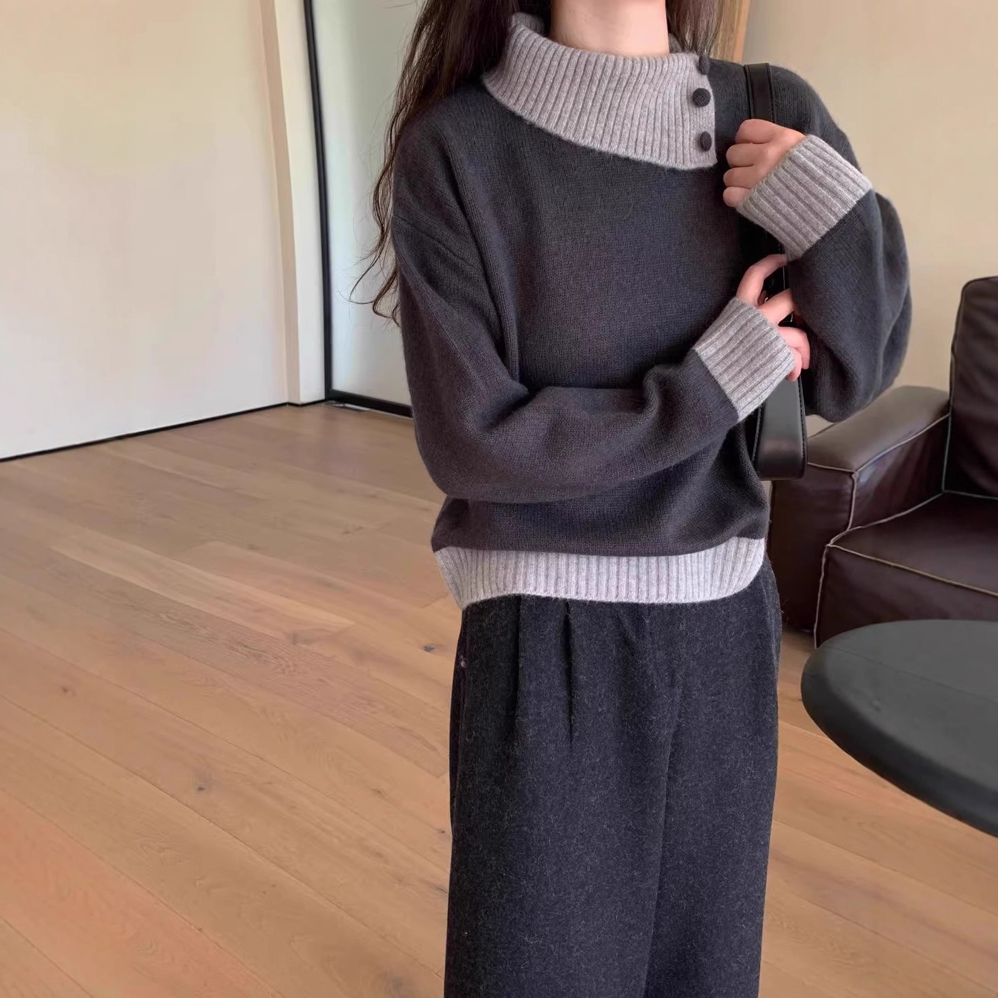 Suéter suelto de polvo de frambuesa glutinosa suave empalmado, mujer otoño-invierno coreano con collar de punto con una gorra elegante