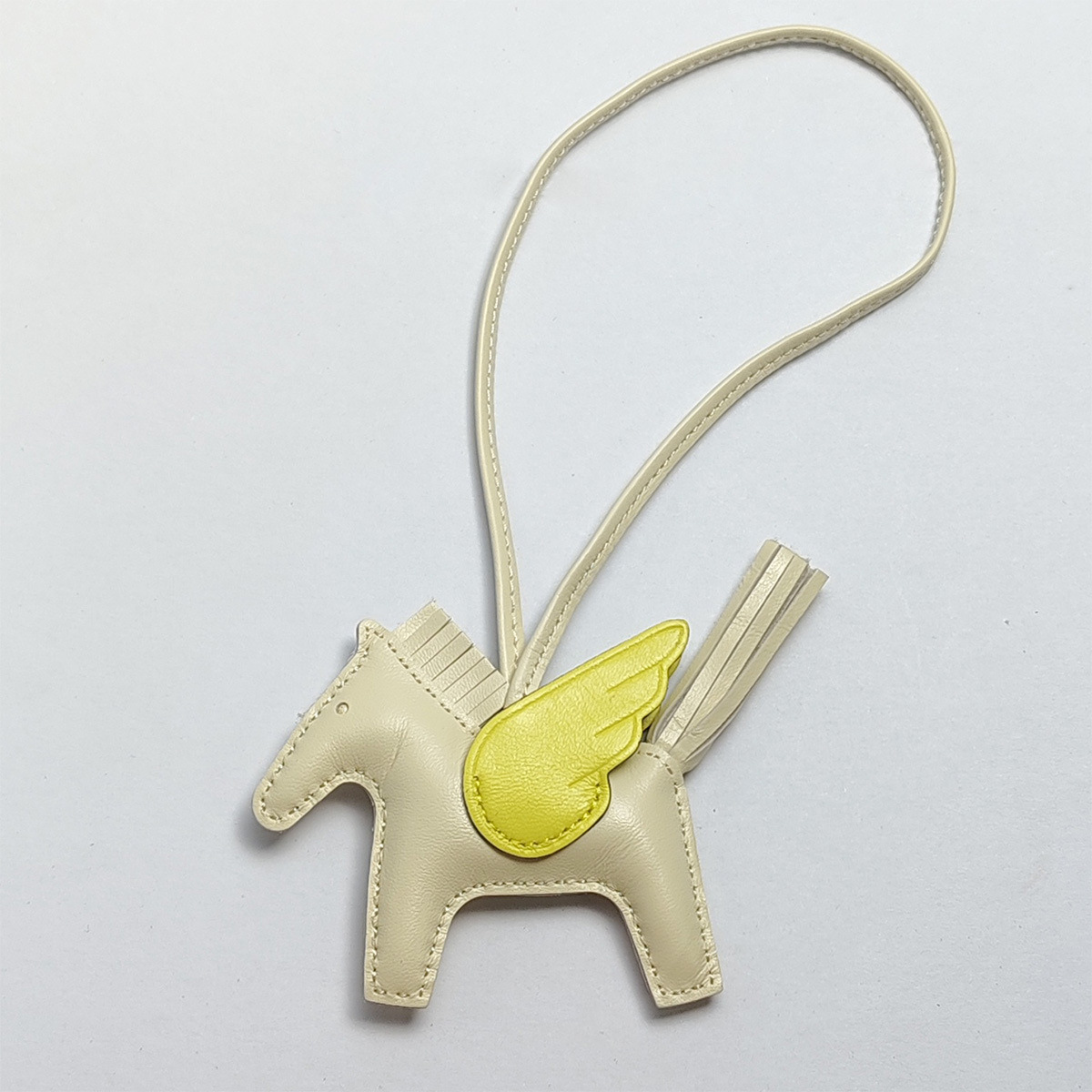 Cute Angel Little Pegasus Colgante Pit Edition H Home Colgante de bolso de caballo cosido a mano Colgante de cuero de oveja Llavero Colgante