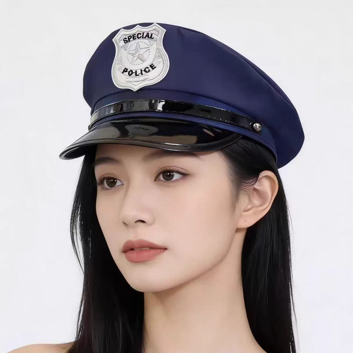 흰색 배지가 달린 해군 모자
