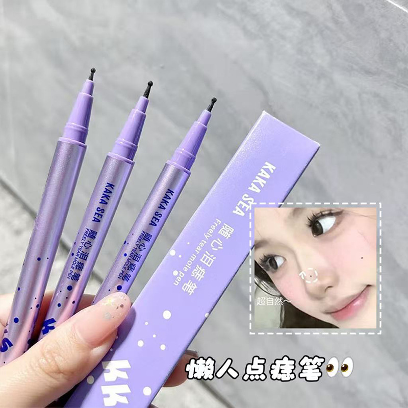 KAKA SEA's Smudge-proof Beauty Mark Pen helps to conceal freckles and highlight natural color, perfect for beginners.