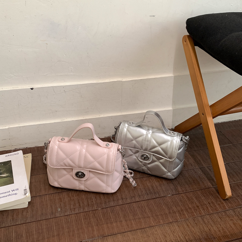 Korean-style niche diamond-pattern chain small square bag, 2026 summer new super popular shoulder and crossbody bag, fashionable for commuting