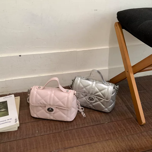 Korean-style niche diamond-pattern chain small square bag, 2026 summer new super popular shoulder and crossbody bag, fashionable for commuting