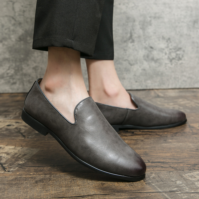 2024 zapatos de hombre coreanos transpirables casuales zapatos de cuero de color sólido zapatos de moda zapatos de beans juveniles un pedazo de zapatos de cuero