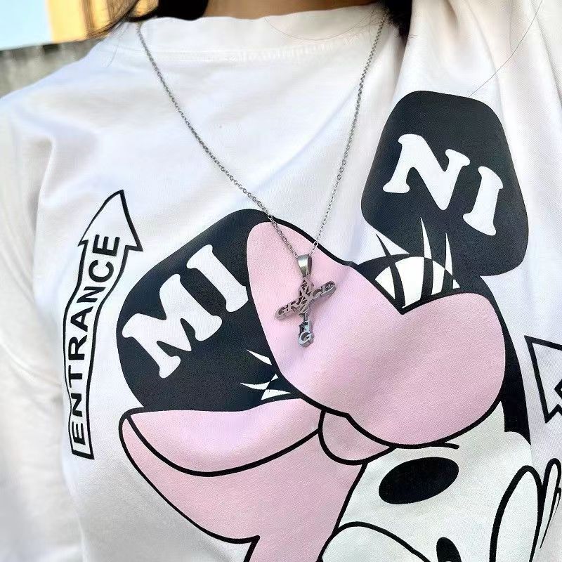 Collana con croce con lettere intrecciate realizzata in acciaio al titanio che non sbiadisce, semplice e alla moda per le donne, versatile accessorio con ciondolo a catena per maglioni_voghion.com