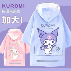 クロミの子供用レインコートの女の子はカバンをかぶっています。