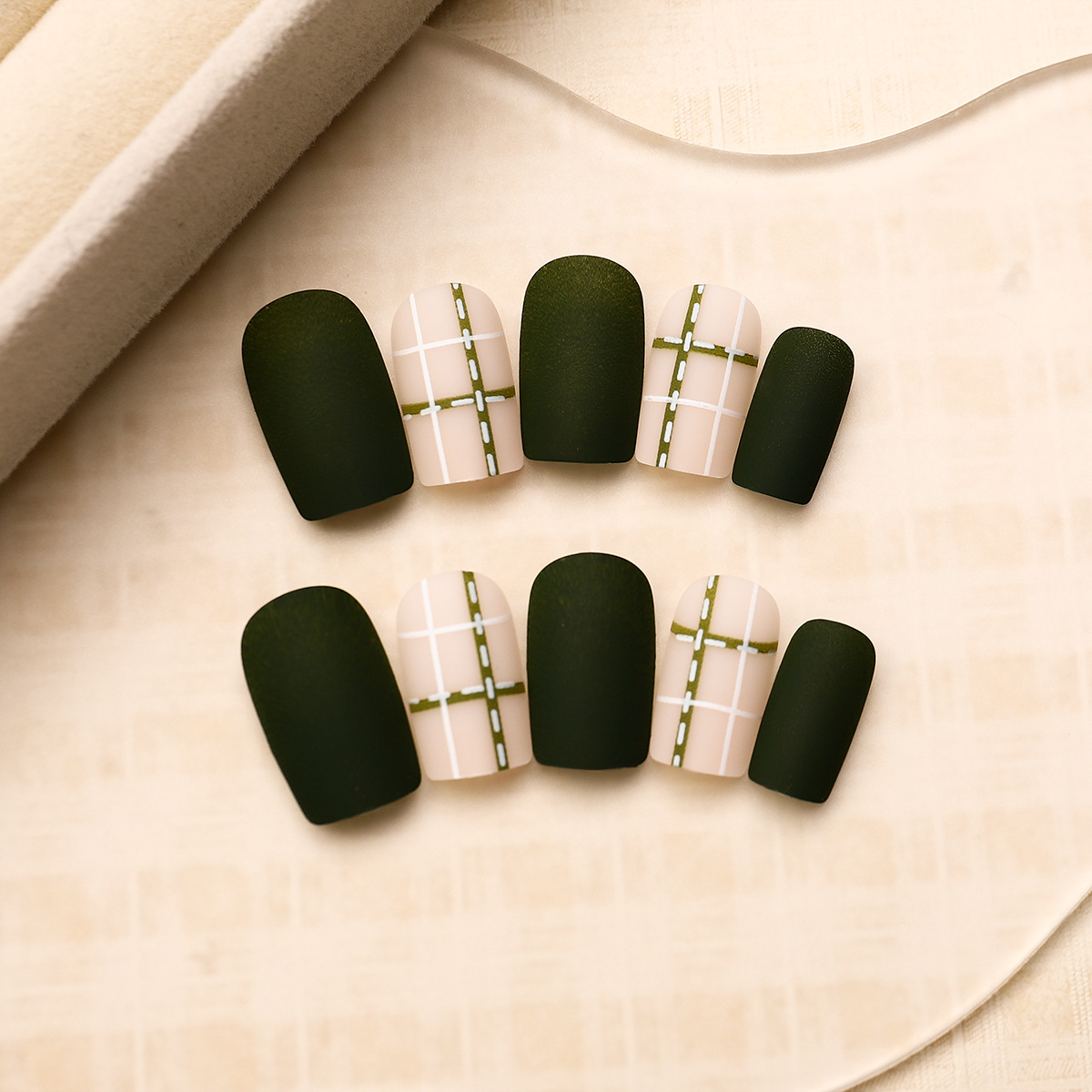 Uña corta de vestir otoño y invierno blanco verde tablero de ajedrez rectangular pieza de uñas falsas desmontable