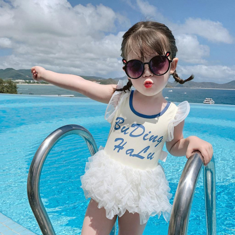 Niña bañador beige