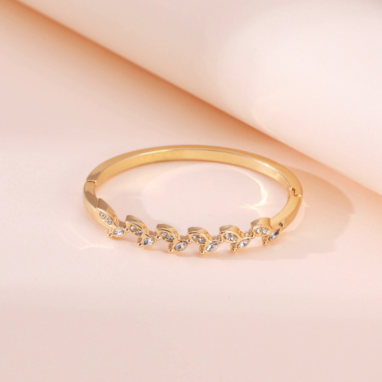 2022 new creative leaf bracelet simple style diamond light luxury hand jewelry