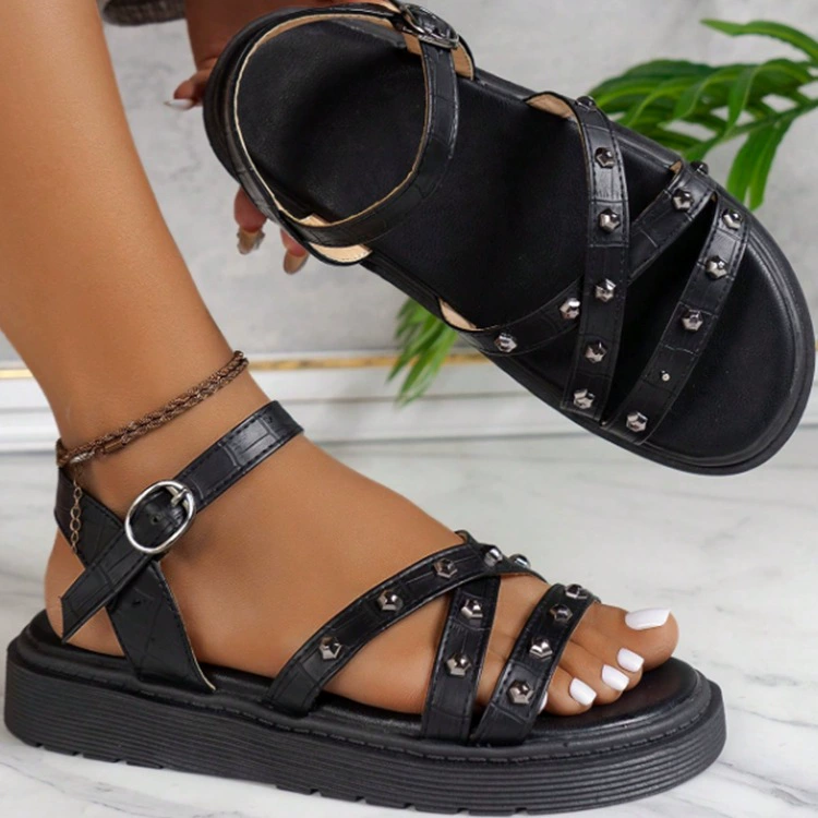 Европейские и американские летние дышащие сандалии больших размеров с заклепками, толстой подошвой, вырезами и пряжкой в римском стиле для женщин, экспорт 2025 года.