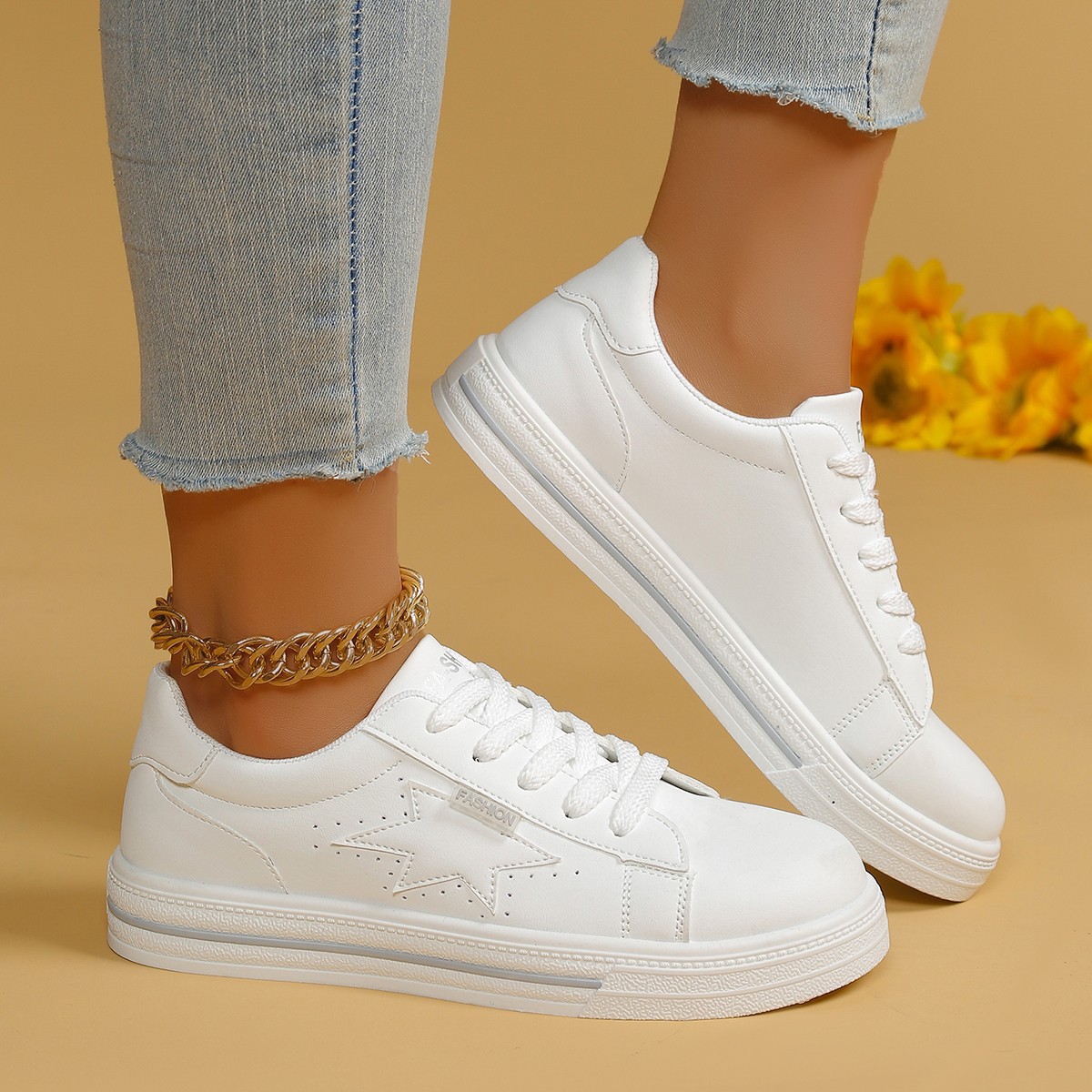 Zapatos blancos universales para mujeres 2025 primavera nuevos estudiantes estrellas zapatos casuales zapatos de skate baja tendencia ultra ligera