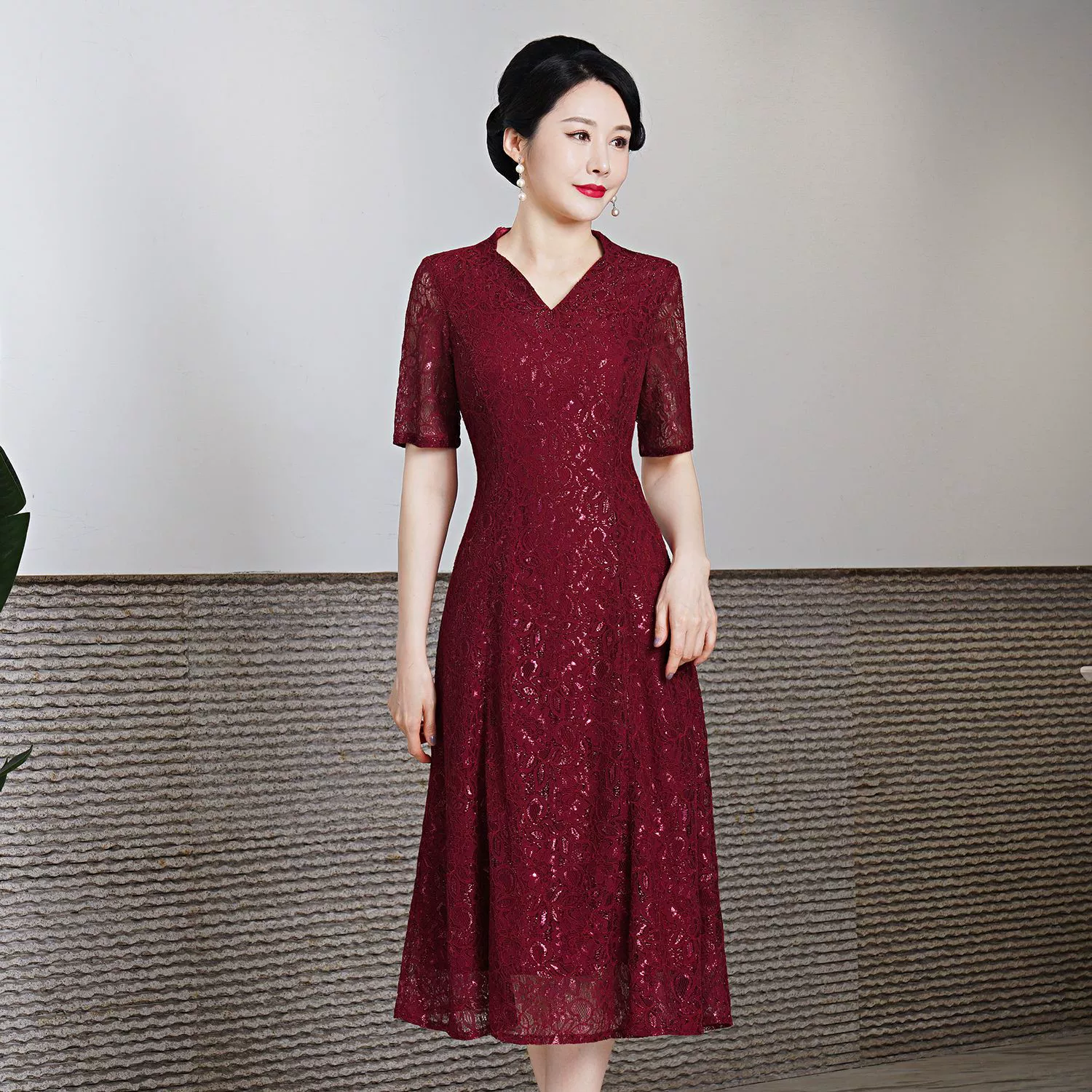 Цельное кружевное платье с доставкой больших размеров 2023 весна-лето новое платье для среднего и пожилого возраста, женское свадебное банкетное платье для мамы с короткими рукавами