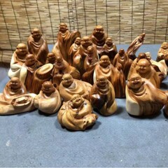 メーカーの卸売り太行崖柏根彫刻の置物は型の取っ手に従って木の工芸品の弥勒達摩を彫刻します。