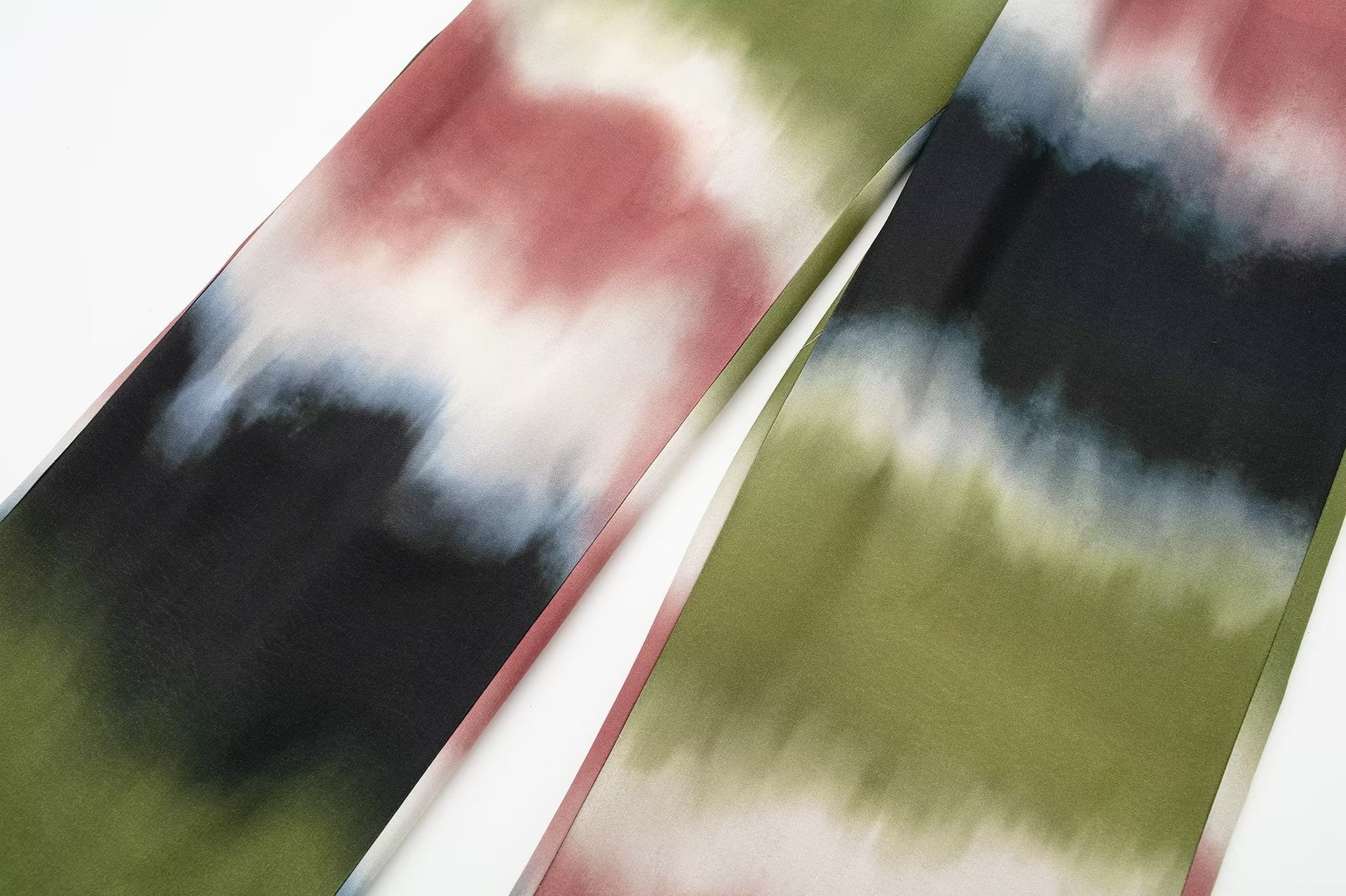 Neues Set aus Batikhemd und bedruckter Hose für Damen im Sommer 2024_voghion.com