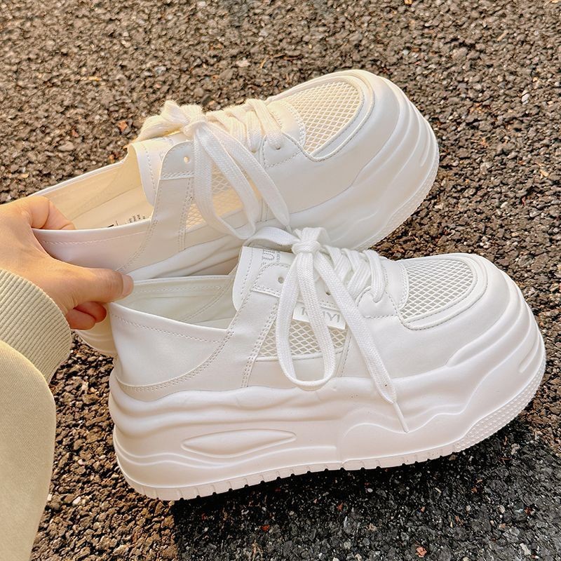 Zapatos blancos de altura de suela gruesa para mujeres, verano 2025, nuevos zapatos de deporte transpirables y cómodos de malla de altura para mujeres