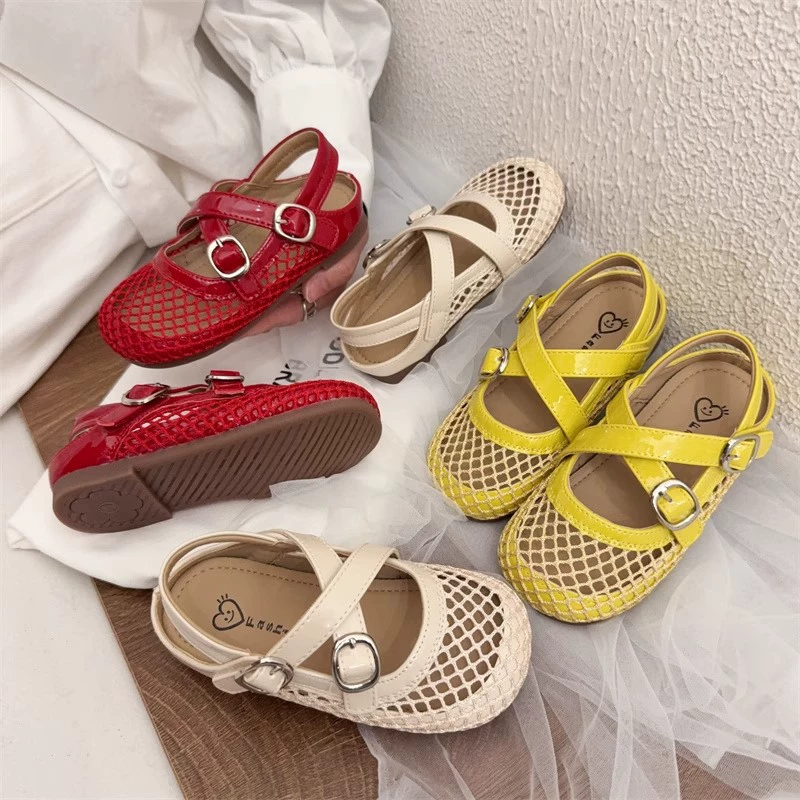 Сандалии для девочек полые дышащие 2025 лето новая маленькая девочка ретро мода мягкая подошва римская обувь
