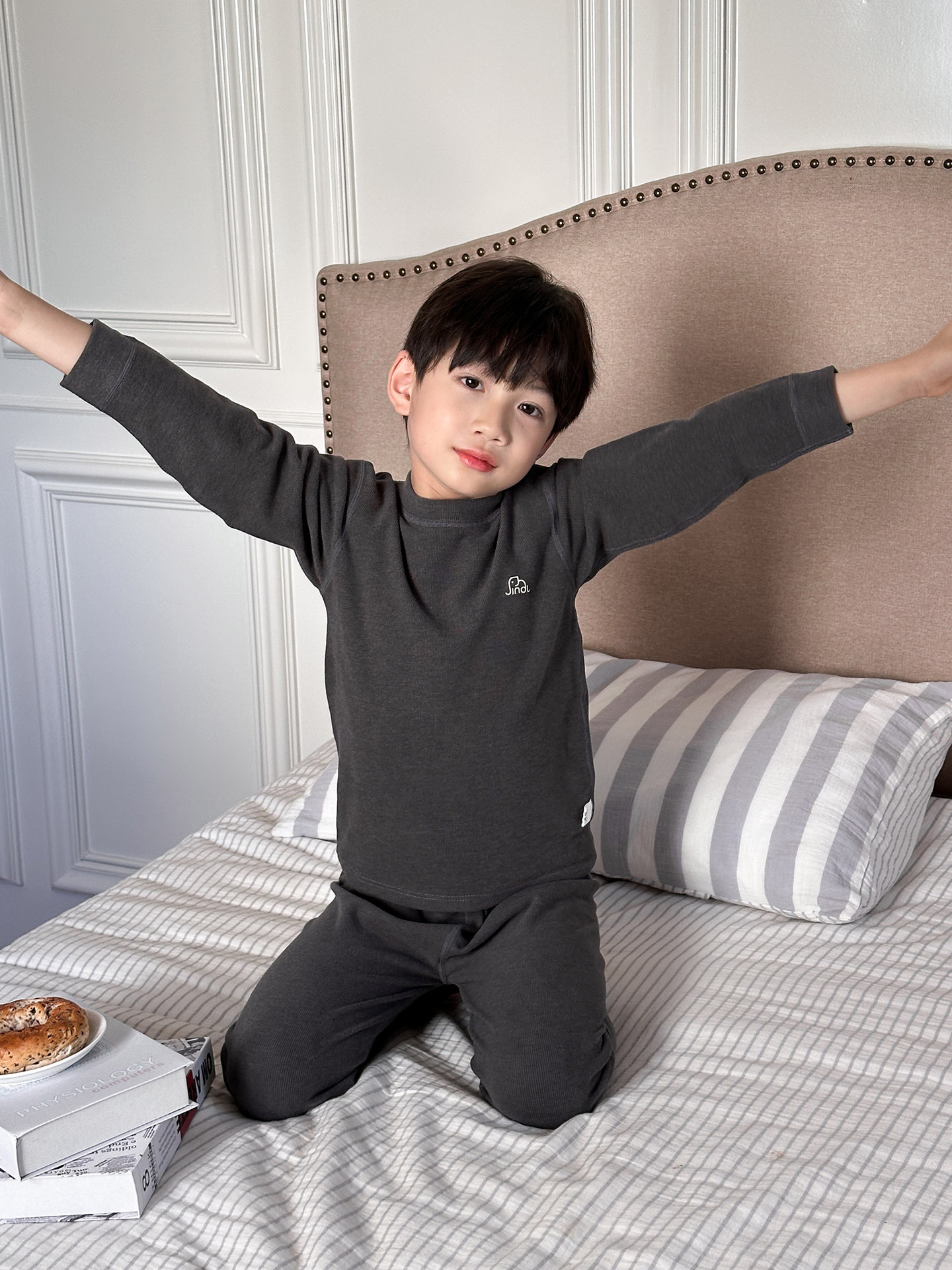Pijamas para niños set de ropa para el hogar 2025 otoño y invierno nuevo chaqueta caliente para niños pantalones de otoño suéter de algodón
