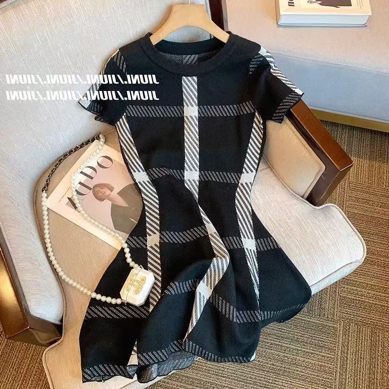 Spring and Summer 2025 New Hepburn Style Small Black Dress High-end Exquisite Formal Occasion Elegant Sleeveless Black Dress